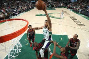 开云体育-詹姆斯遭遇十持续失利，皇家马德里教练压力巨大！