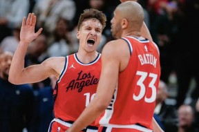 开云体育-莱万多夫斯基在快船比赛中锐不可当，晋级下一阶段引发热议！全场沸腾不已(莱万多夫斯基九五至尊)